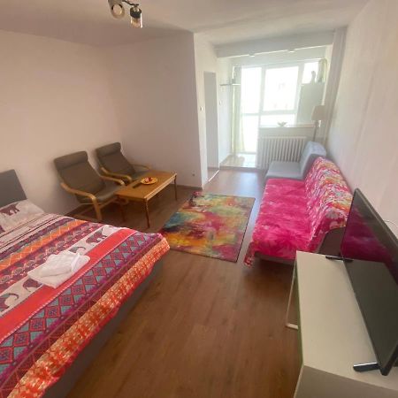 Lovely 1 Bedroom Apartment With Free Street Parking Bucarest Extérieur photo