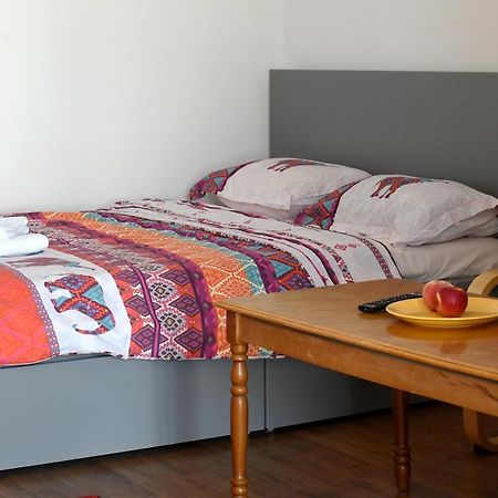 Lovely 1 Bedroom Apartment With Free Street Parking Bucarest Extérieur photo