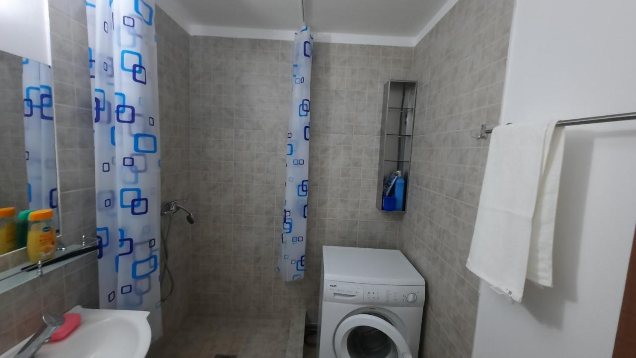Lovely 1 Bedroom Apartment With Free Street Parking Bucarest Extérieur photo