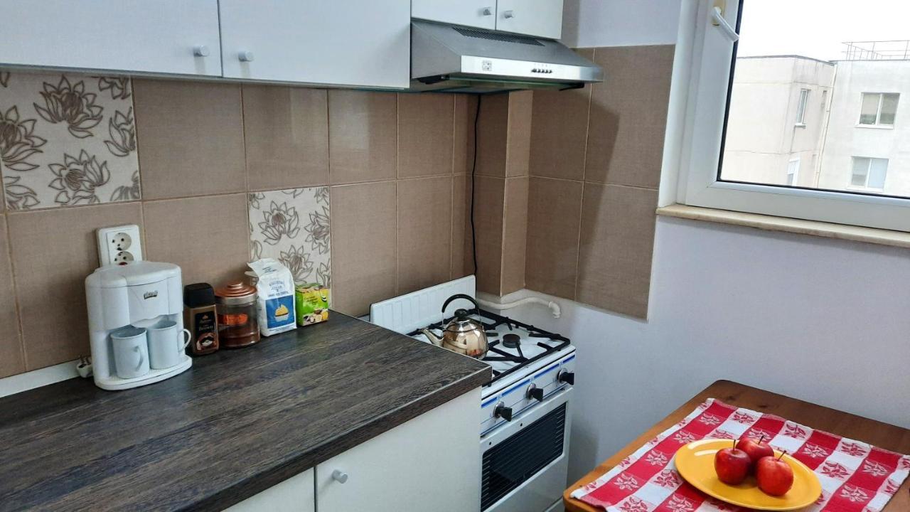 Lovely 1 Bedroom Apartment With Free Street Parking Bucarest Extérieur photo