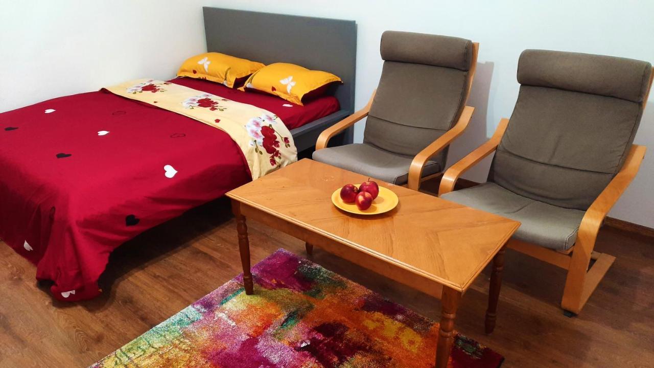 Lovely 1 Bedroom Apartment With Free Street Parking Bucarest Extérieur photo