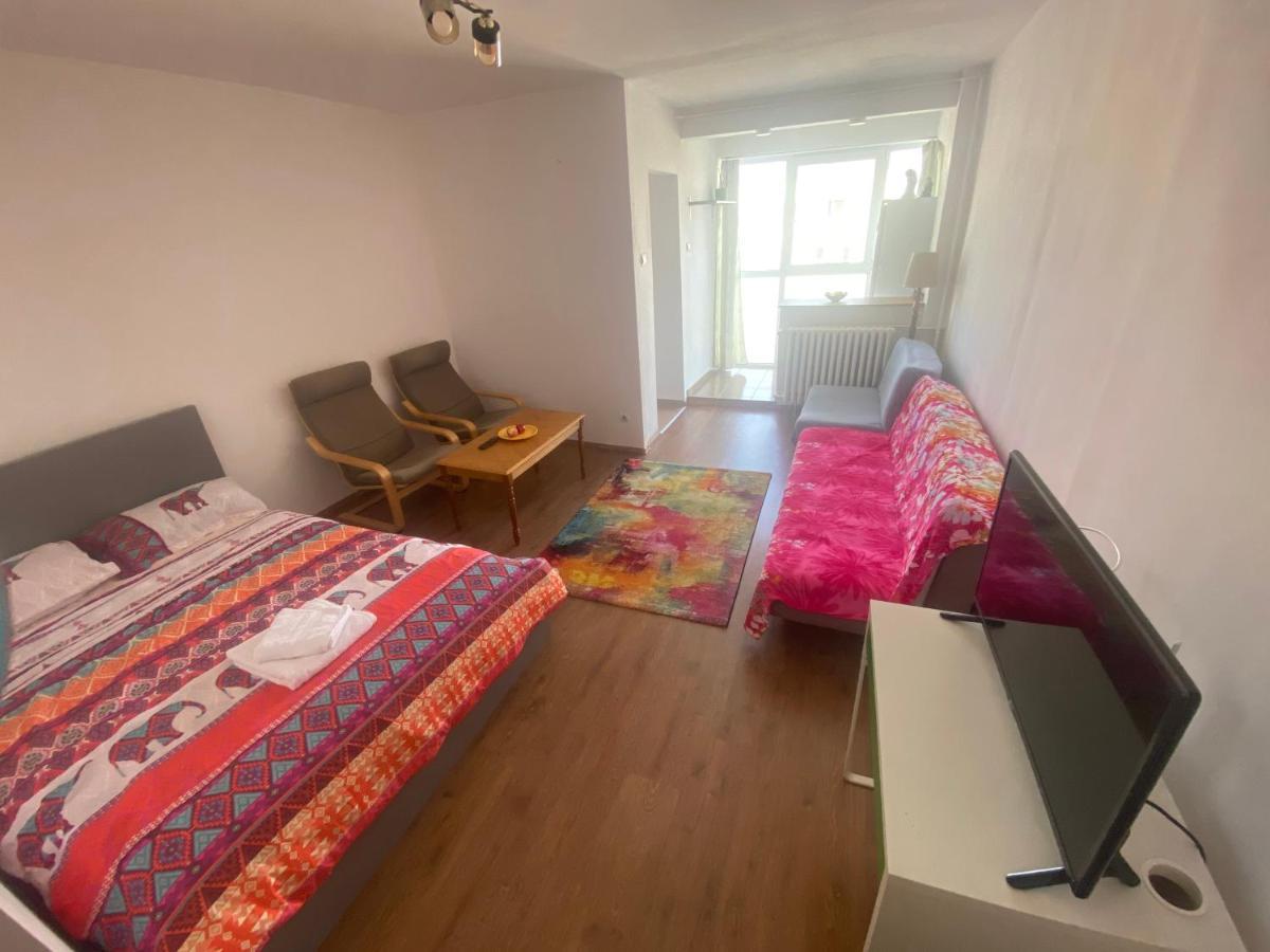 Lovely 1 Bedroom Apartment With Free Street Parking Bucarest Extérieur photo